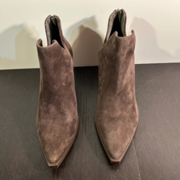 NWOB Vince Camuto Gigietta Suede Back Zip Chelsea Booties Brown Size 9.5 - Picture 5 of 14